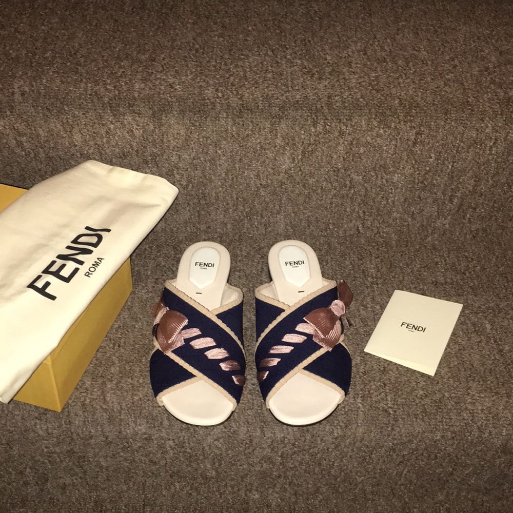 🇮🇹 NWT Authentic FENDI Navy Knit/Leather Sandals